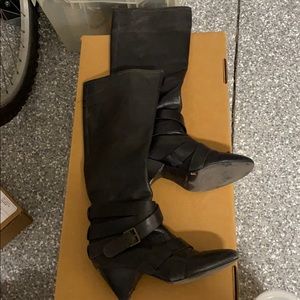 Pull on heeled boots